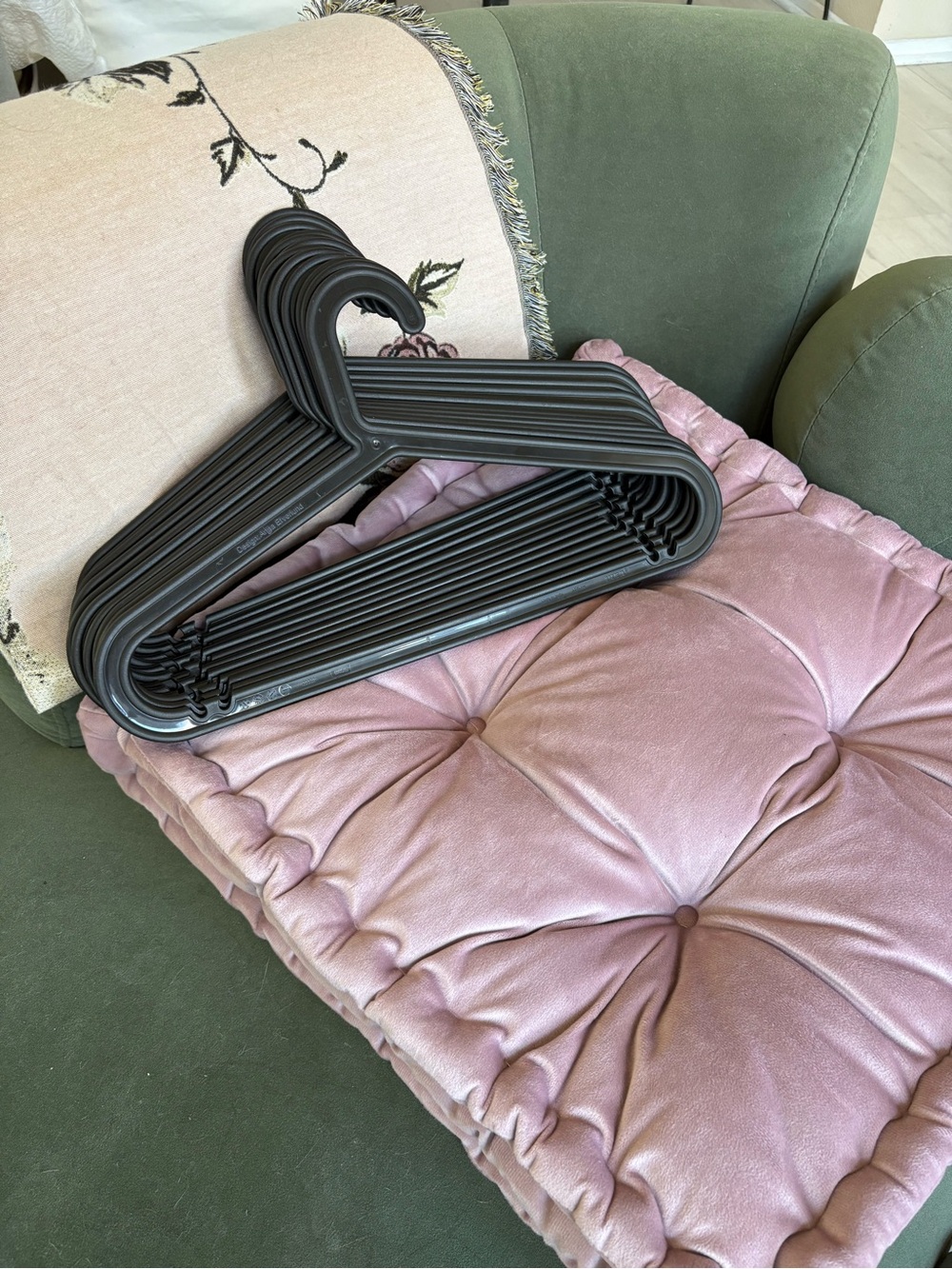Set of 12 IKEA Bagis black hangers - Discontinued - Picture 3 of 3